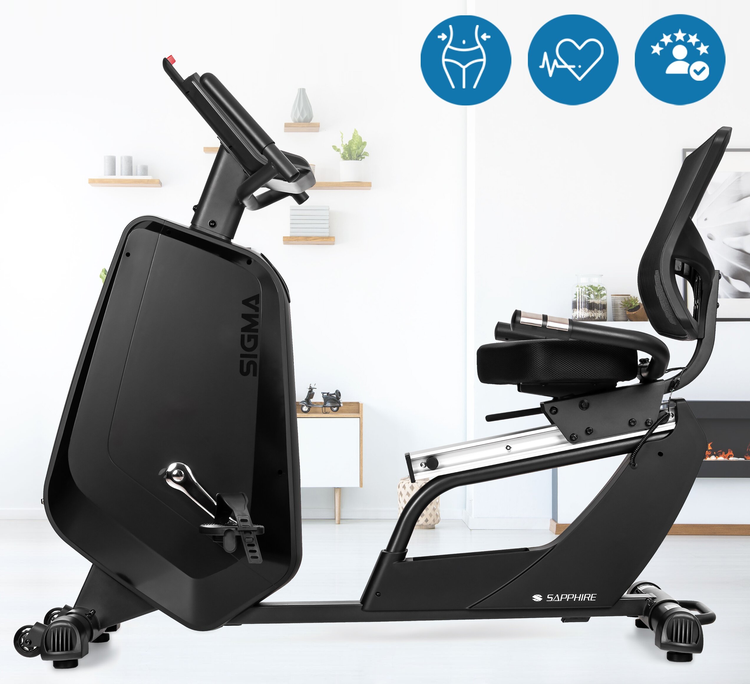 Czarny rower treningowy stacjonarny z napisem SIGMA i SAPPHIRE, ustawiony w jasnym pomieszczeniu z półkami na ścianie. W górnej części obrazu widoczne są trzy niebieskie ikony symbolizujące sylwetkę, puls i ocenę użytkowników.