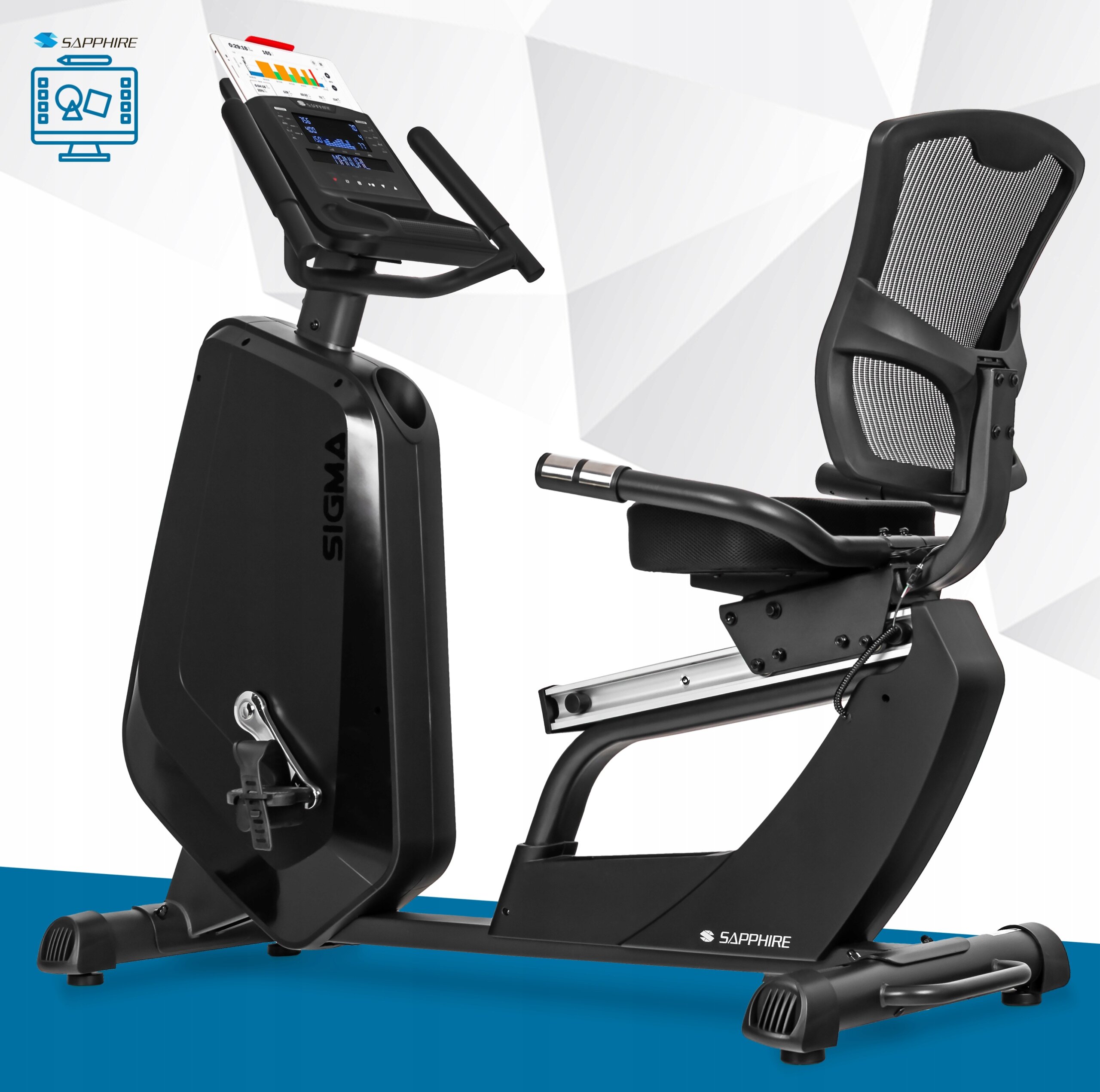 Czarny rower treningowy stacjonarny z wygodnym siedziskiem i oparciem, oznaczony logo SIGMA i SAPPHIRE. Na panelu sterowania widoczny jest ekran z przyciskami i kolorowym wykresem.