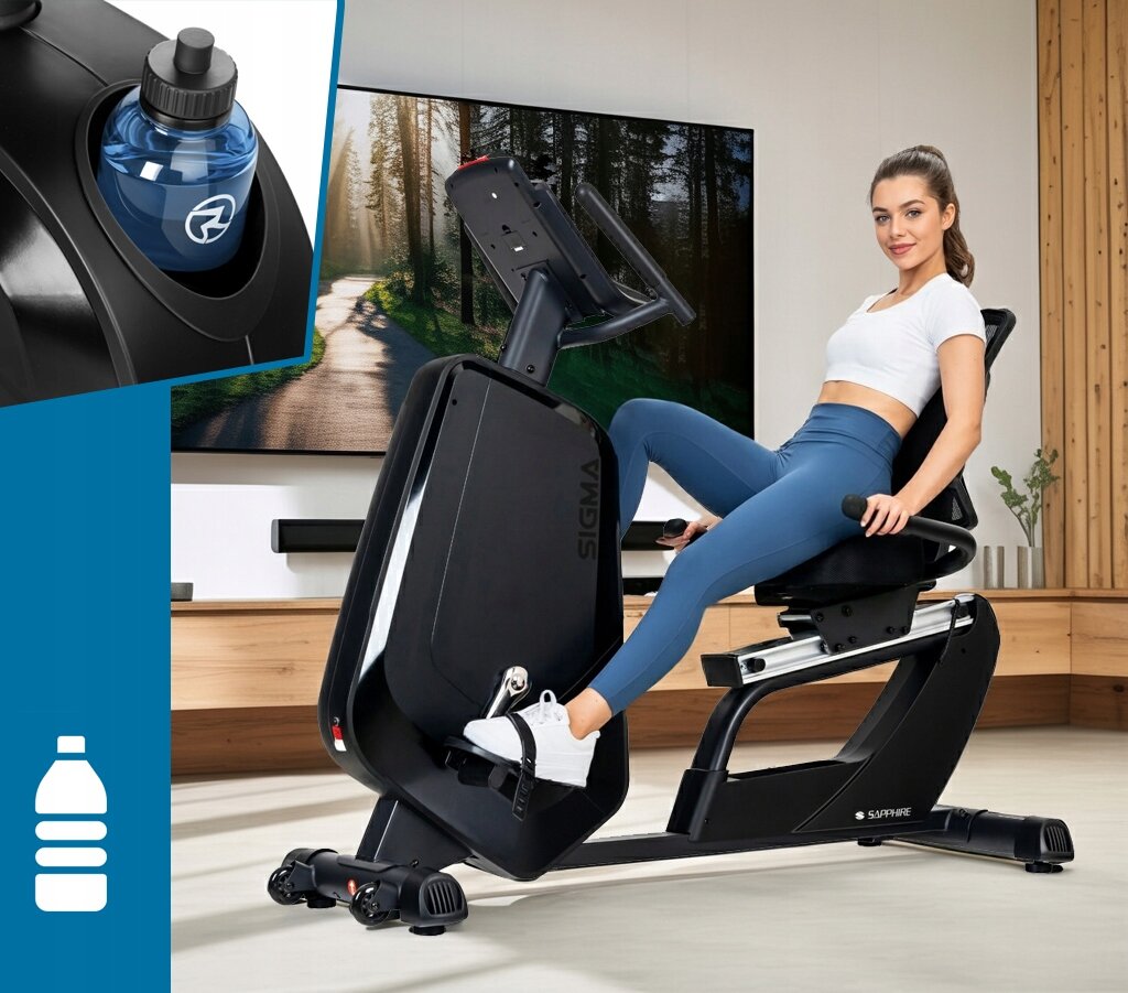 Rower treningowy stacjonarny elektromagnetyczny poziomy leżący SAPPHIRE SIGMA SG-920R w kolorze czarnym, z widocznym napisem \'SIGMA\' na obudowie oraz osobą ćwiczącą na nim. W lewym górnym rogu znajduje się zbliżenie na uchwyt z niebieską butelką na wodę.