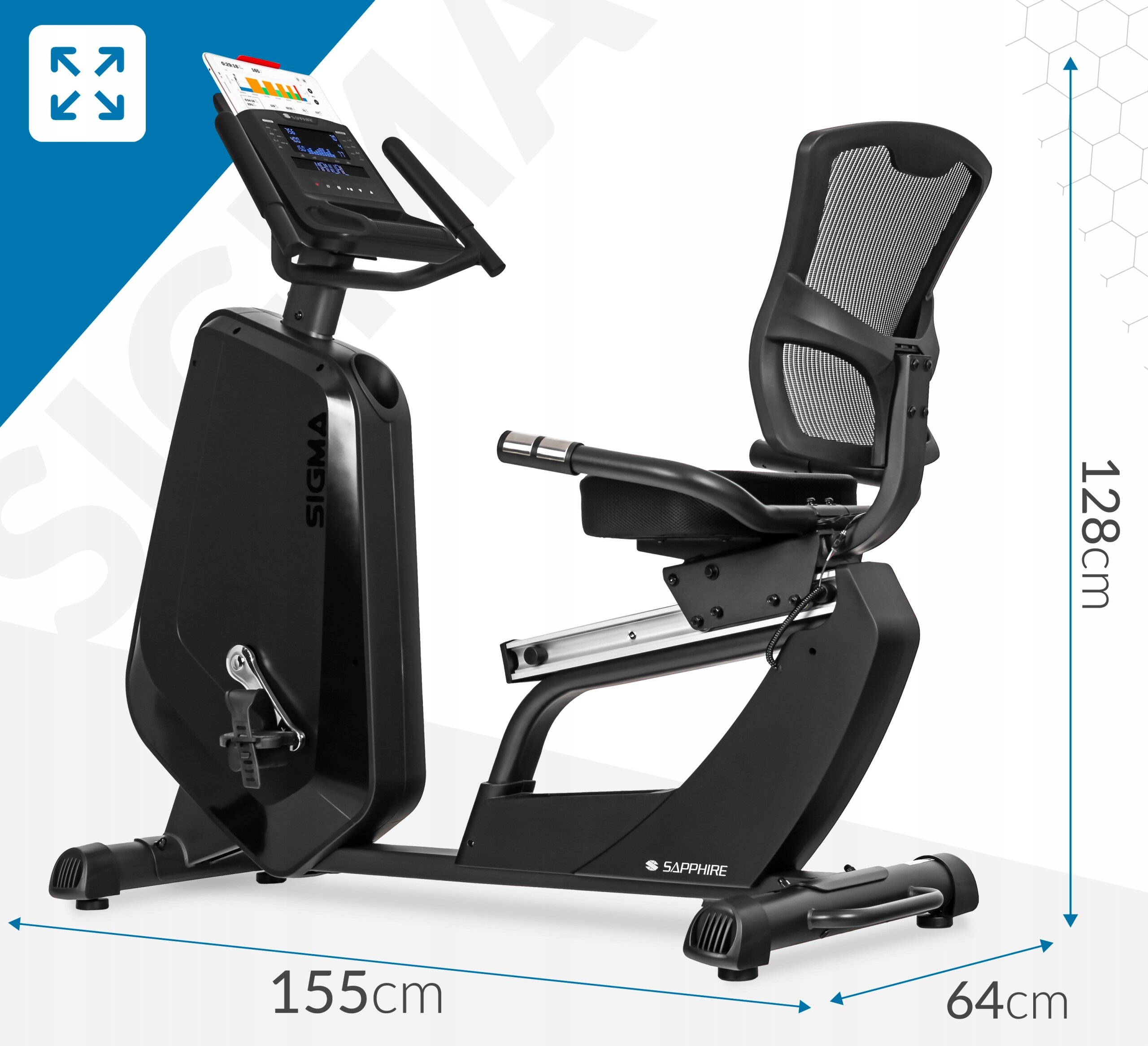 Na obrazie znajduje się czarny rower treningowy stacjonarny z oparciem, oznaczony jako SIGMA, z widocznymi wymiarami: 155 cm długości, 128 cm wysokości i 64 cm szerokości. Na rowerze widoczny jest ekran oraz logo SAPPHIRE.