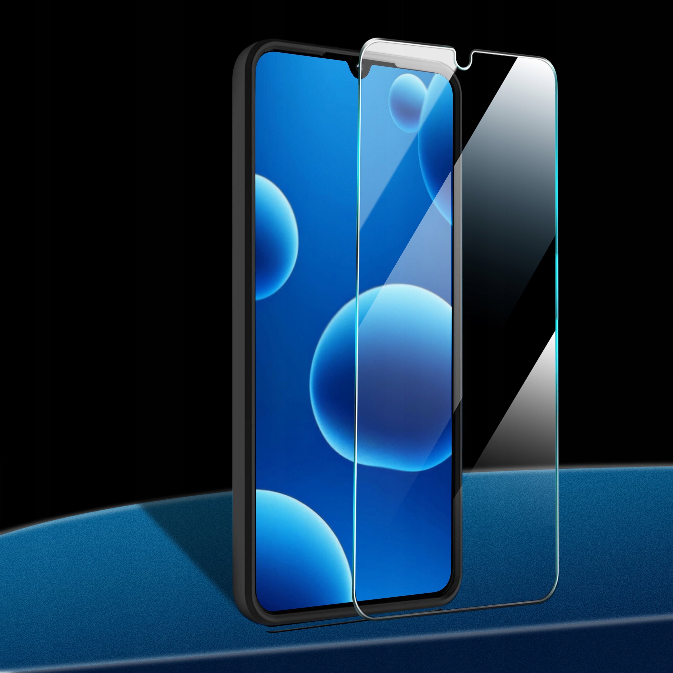 Obraz przedstawia telefon z nałożonym szkłem ochronnym, na ekranie widoczne są niebieskie bąbelki. Telefon znajduje się w czarnym etui, a tło jest ciemne.