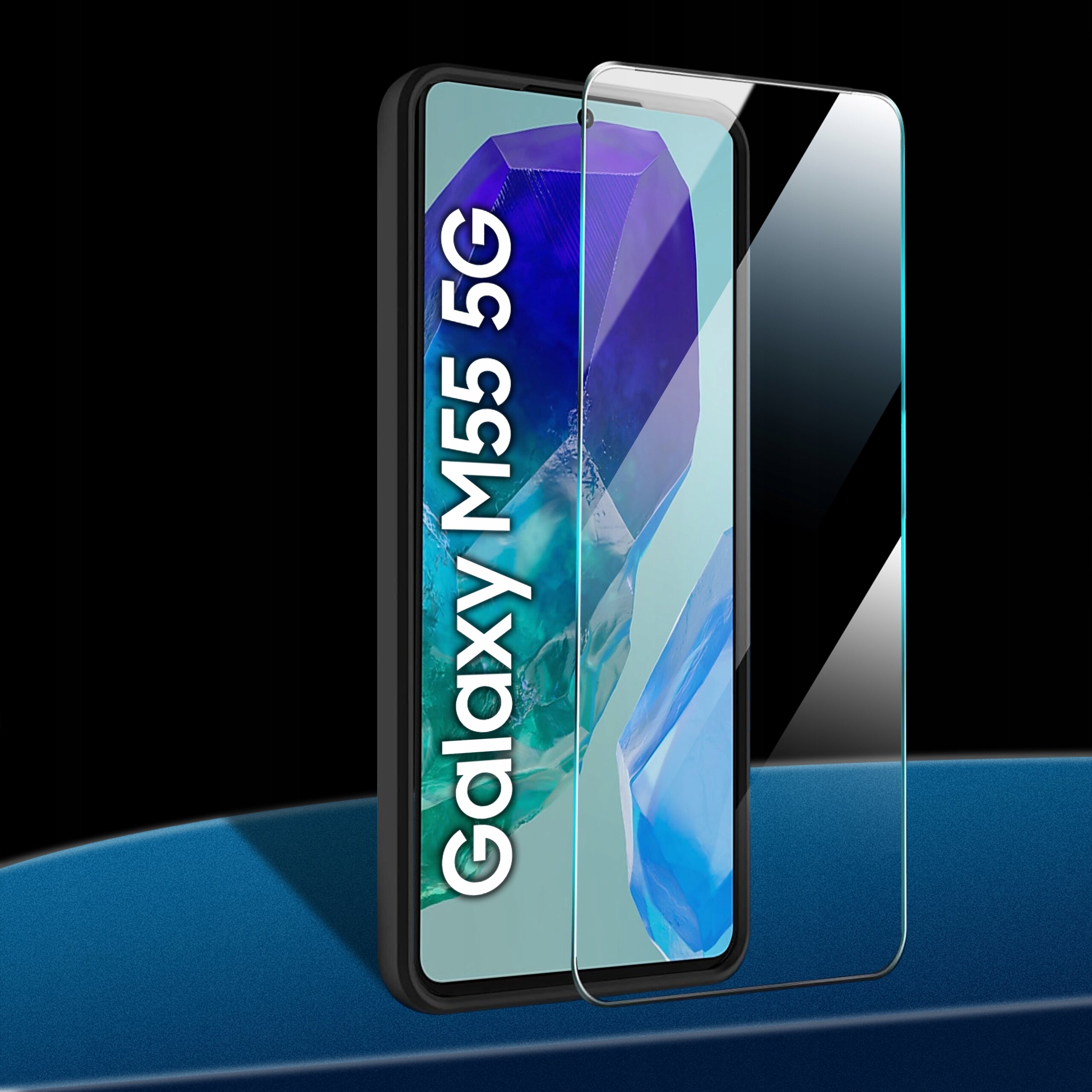 Obraz przedstawia telefon z napisem \'Galaxy M55 5G\' oraz przezroczystą osłonę ekranu. Tło jest ciemne, a telefon ma czarną ramkę.