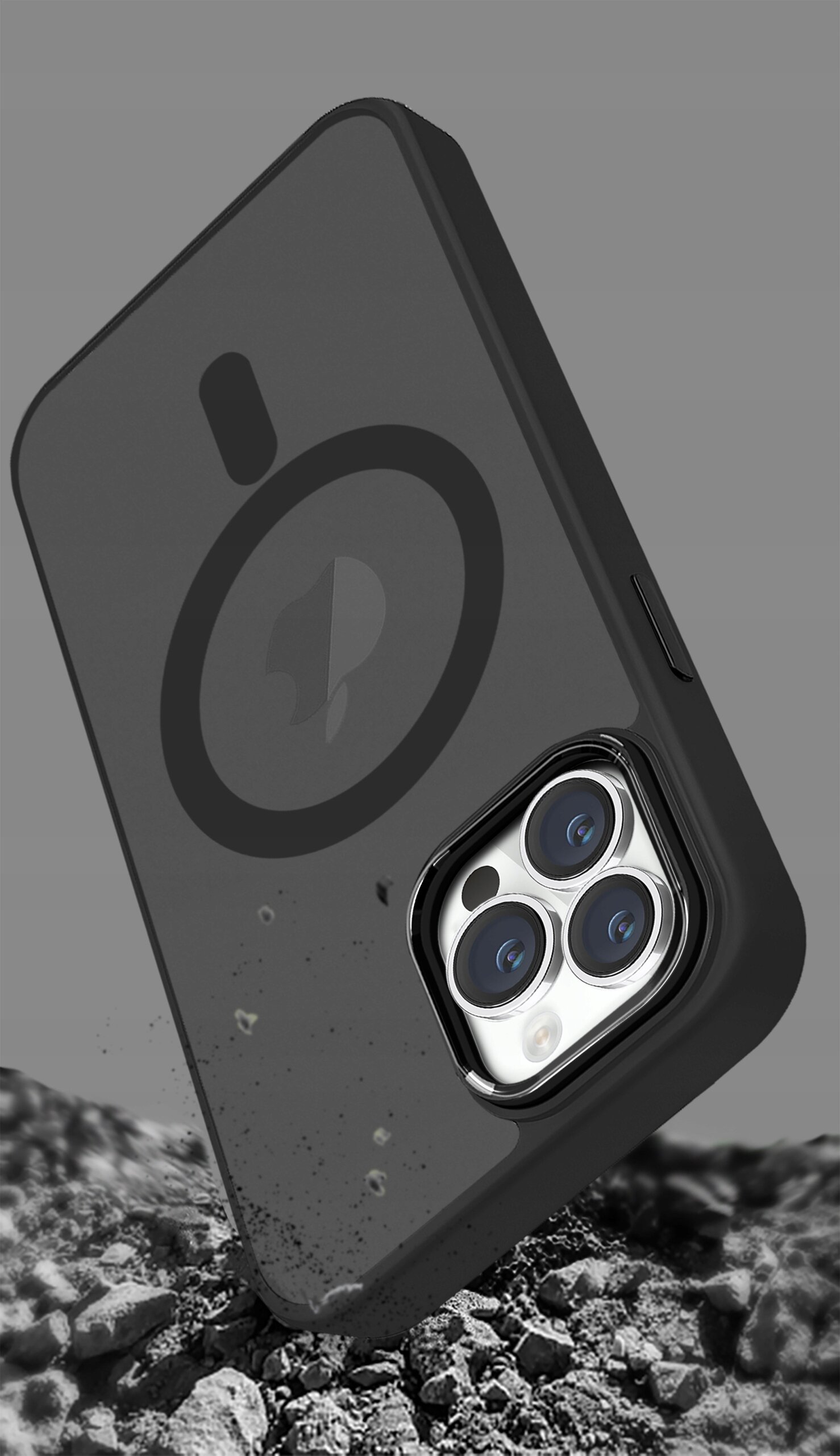 Czarne matowe etui na telefon z widocznym okrągłym wzorem, leży na tle przypominającym kamienie. Widać wycięcie na aparat z trzema obiektywami.