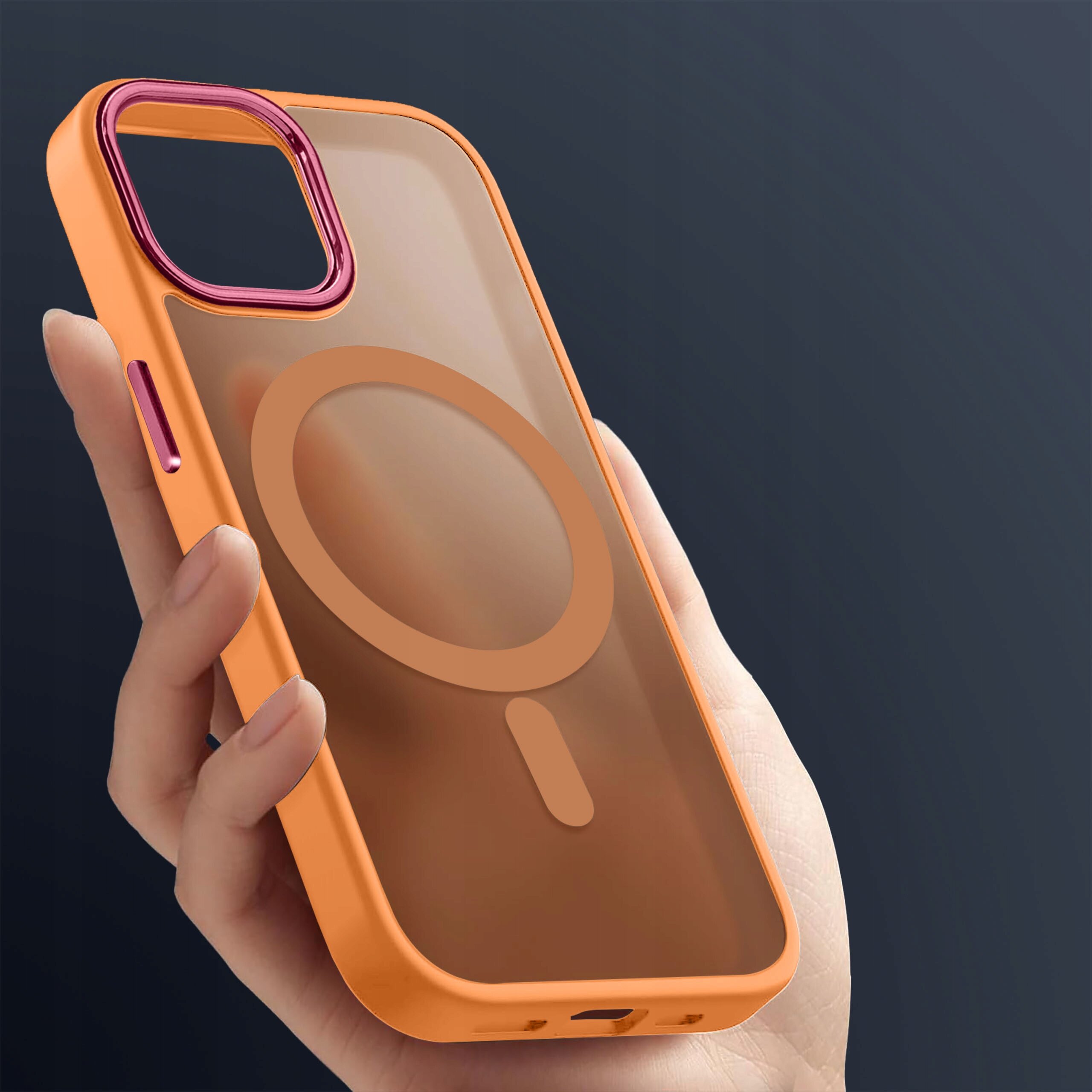 Etui do iPhone 14 Pro Max w kolorze pomarańczowym, z matowym wykończeniem i okrągłym wzorem na tylnej części, trzymane w dłoni na ciemnym tle.