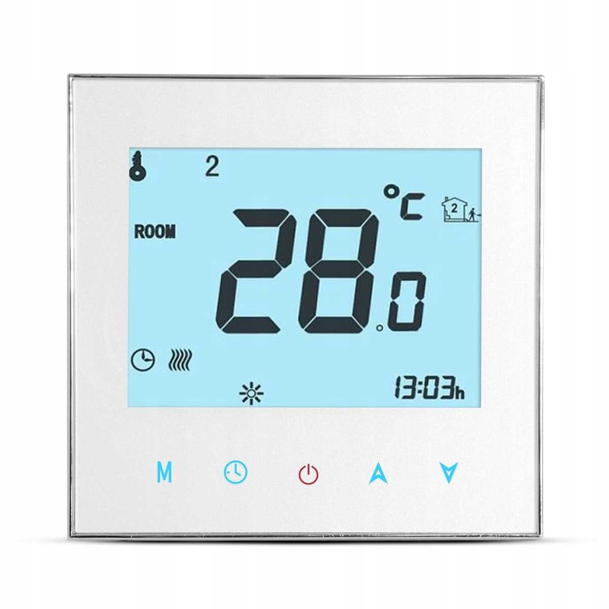 Na obrazie widoczny jest biały termostat z dużym wyświetlaczem, na którym pokazana jest temperatura 28°C oraz godzina 13:03. Na dole znajdują się przyciski oznaczone symbolami M, zegara, włącznika, A oraz strzałek.
