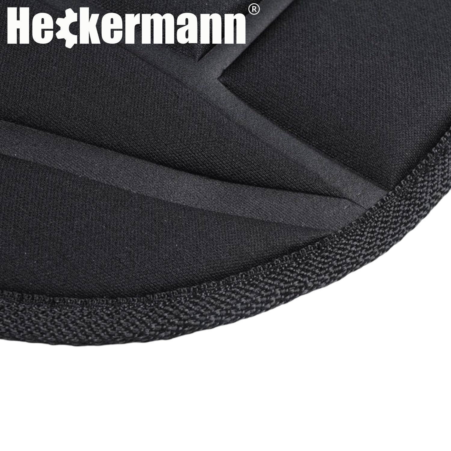 Czarna mata z widocznymi przeszyciami i teksturą materiału. W lewym górnym rogu znajduje się logo \'Heckermann\'.