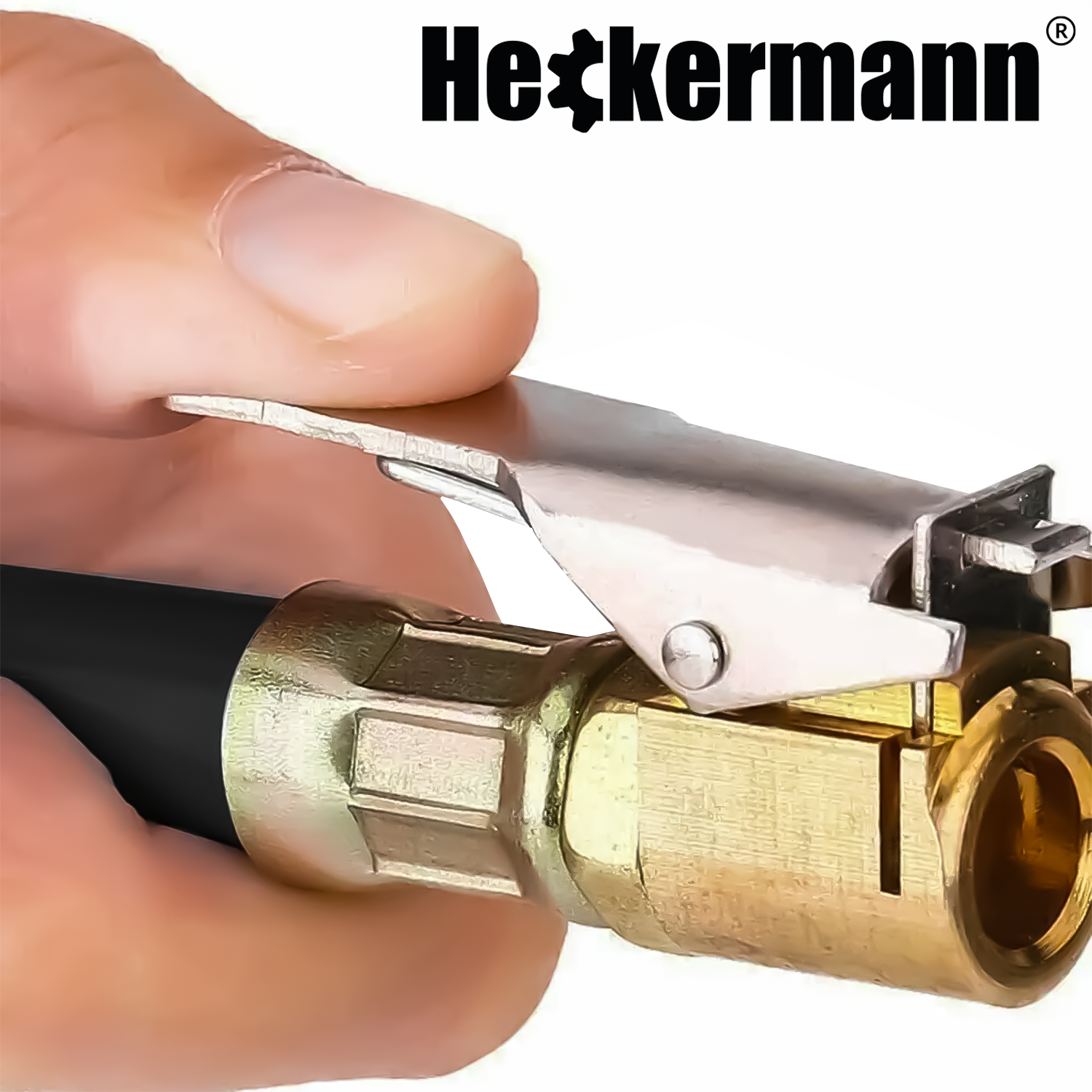 Zbliżenie na metalowy element pistoletu do pompowania kół z logo \'Heckermann\' widocznym w górnej części obrazu.