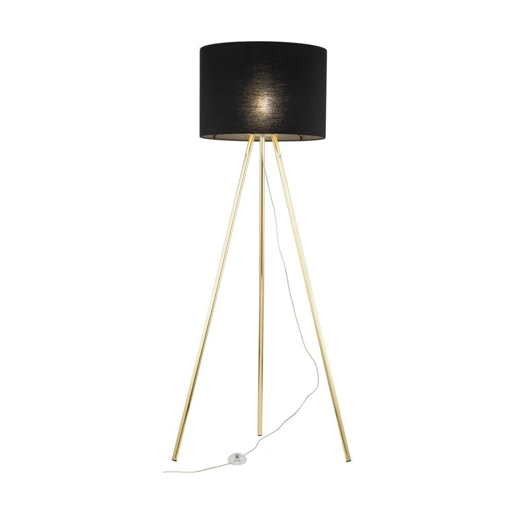 Lampa podłogowa z czarnym abażurem i złotymi, metalowymi nogami, z widocznym białym przewodem z włącznikiem na podłodze.