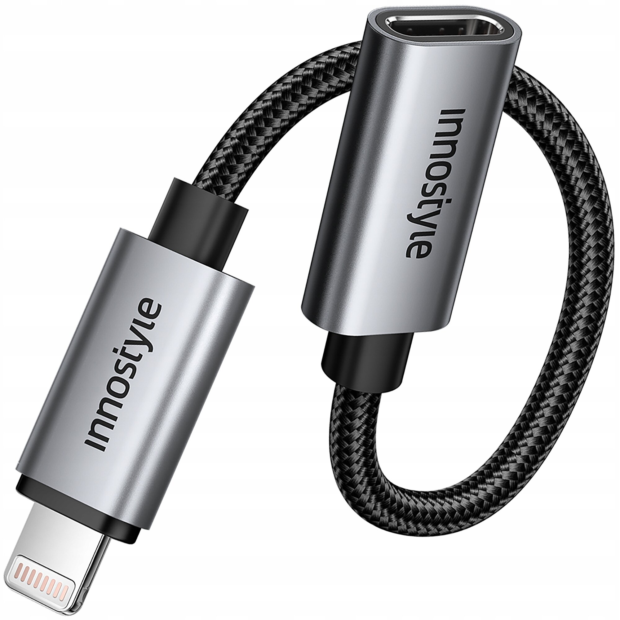 Na obrazie widoczna jest przejściówka z napisem \'Innostyle\', z jednym końcem typu Lightning i drugim USB-C, połączone elastycznym, plecionym kablem.