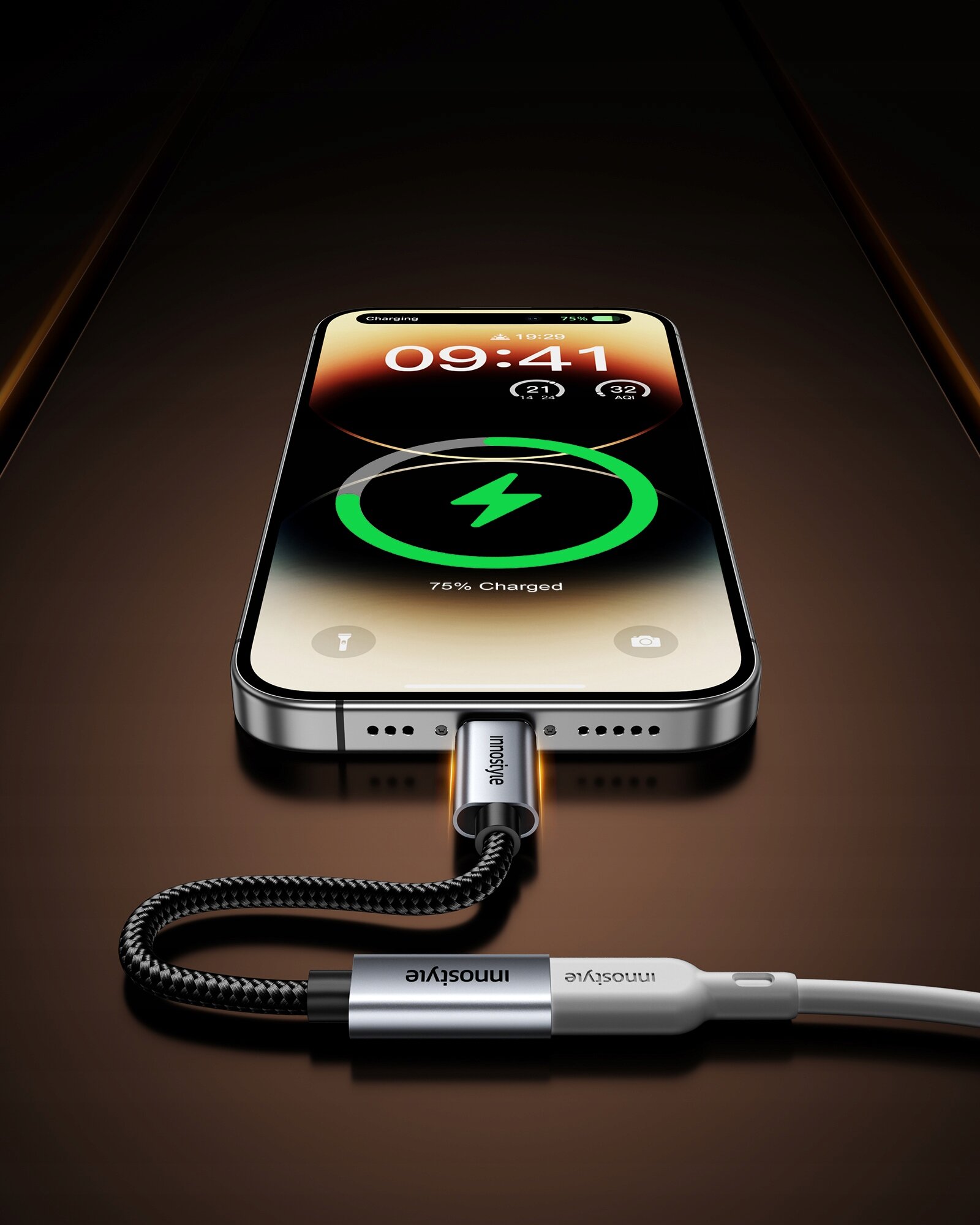 Na obrazie widoczny jest smartfon z ekranem pokazującym godzinę 09:41 i stan naładowania 75%. Do telefonu podłączony jest kabel z napisem \'innostyle\'.