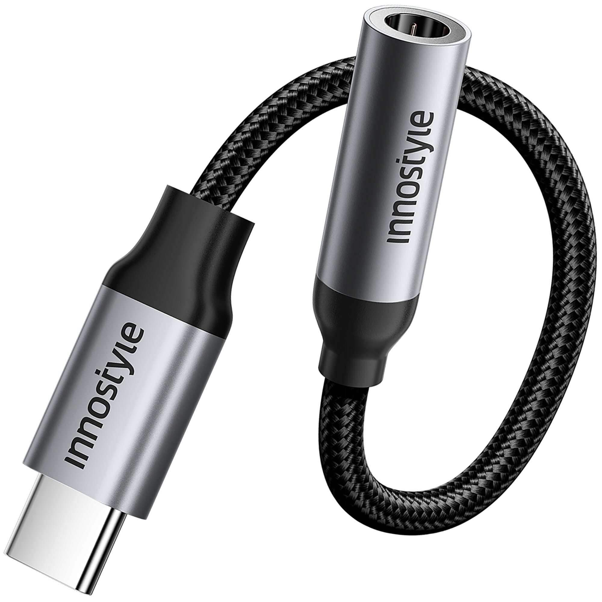 Na obrazie znajduje się adapter USB-C do mini jack 3,5 mm z plecionym kablem. Na obu końcówkach widnieje napis \'Innostyle\'.