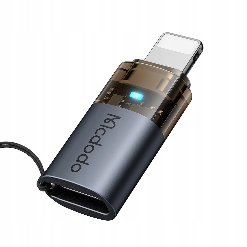 Na obrazie widoczny jest adapter USB-C do Lightning z logo \'Mcdodo\'. Adapter ma metaliczną obudowę i świecący na niebiesko wskaźnik LED.