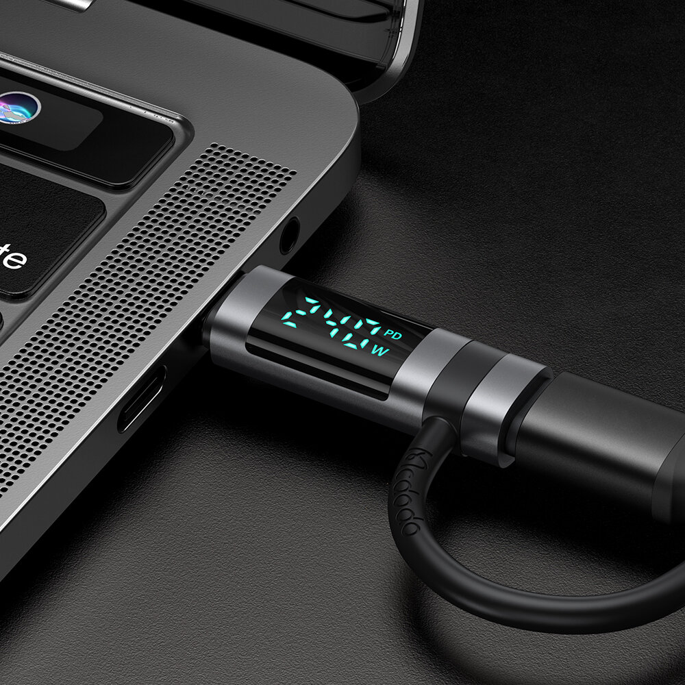 Adapter USB-C podłączony do laptopa, wyświetlający na ekranie wartość \'240W PD\'.