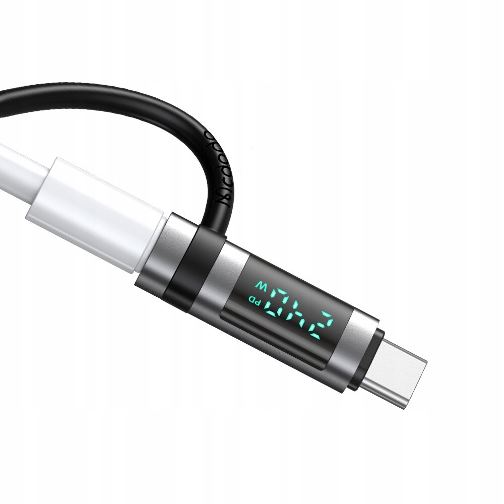 Adapter USB-C do Lightning z wyświetlaczem pokazującym \'20 W\' i czarnym kablem z napisem \'Mcdodo\'.