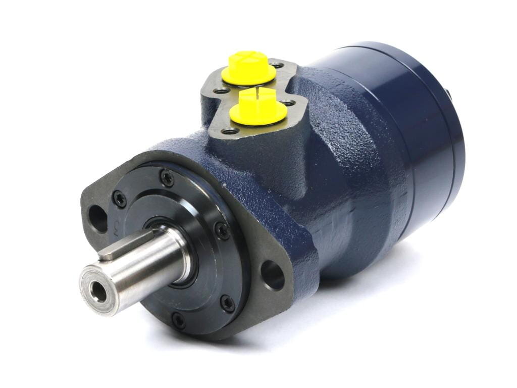 Na zdjęciu znajduje się niebieski silnik hydrauliczny orbitalny z metalowym wałem i żółtymi elementami na górze. Produkt jest umieszczony na białym tle.