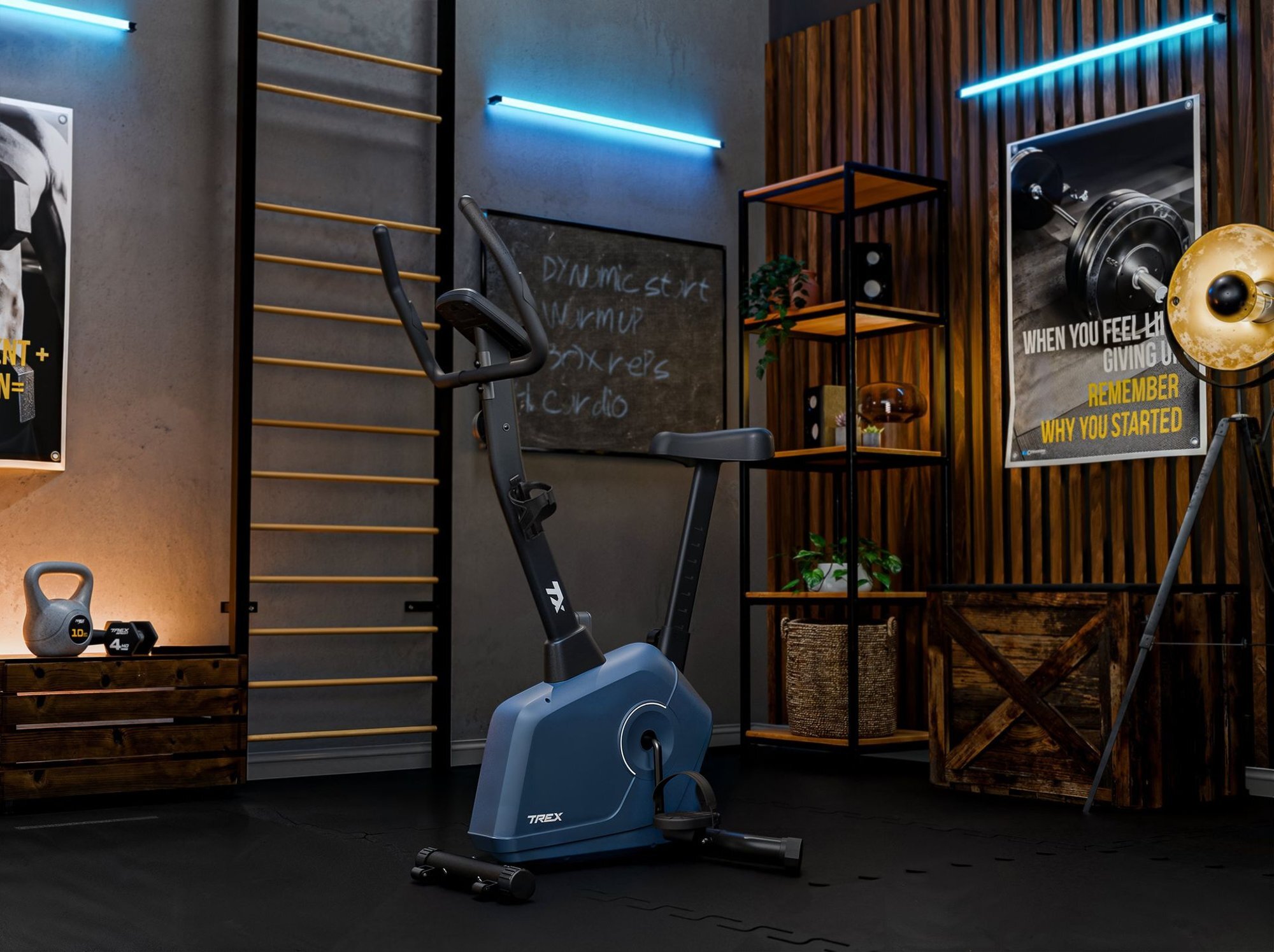 W pomieszczeniu znajduje się rower stacjonarny magnetyczny w kolorze granatowym z napisem \'TREX\' na obudowie. Na ścianie wisi plakat z napisem \'WHEN YOU FEEL LIKE GIVING UP, REMEMBER WHY YOU STARTED\'.
