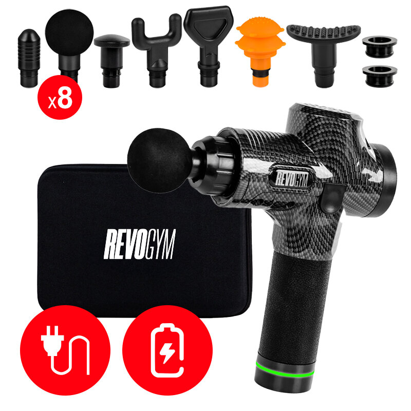 Na obrazie widoczny jest pistolet do masażu w kolorze czarnym z teksturą przypominającą włókno węglowe, z logo \'REVO GYM\'. Obok znajduje się osiem różnych końcówek masujących oraz czarne etui z napisem \'REVO GYM\'.