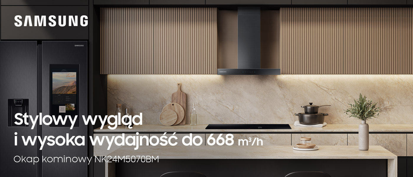 Kuchnia z okapem kominowym nad płytą grzewczą, obok lodówka z logo SAMSUNG. Tekst na obrazie: \'Stylowy wygląd i wysoka wydajność do 668 m³/h Okap kominowy NK24M5070BM\'.