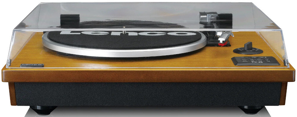 Gramofon z drewnianą obudową i przezroczystą pokrywą, na której widoczne jest logo \'Lenco\'. Urządzenie posiada wbudowane głośniki i panel sterowania z przyciskami.