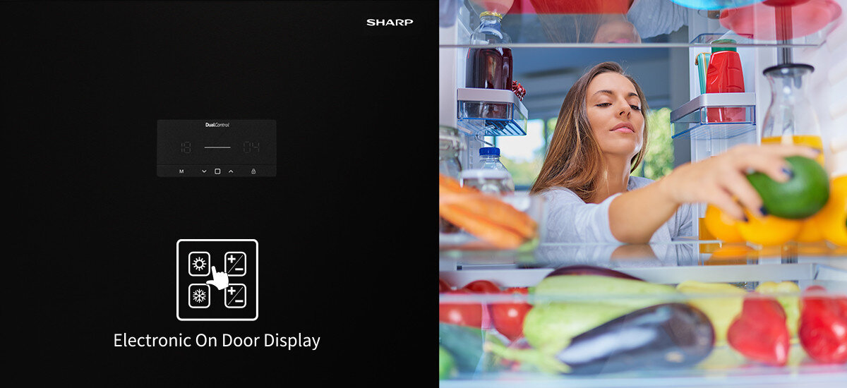 Po lewej stronie czarna powierzchnia z logo SHARP i napisem \'Electronic On Door Display\'. Po prawej stronie osoba sięga do wnętrza lodówki pełnej warzyw i napojów.