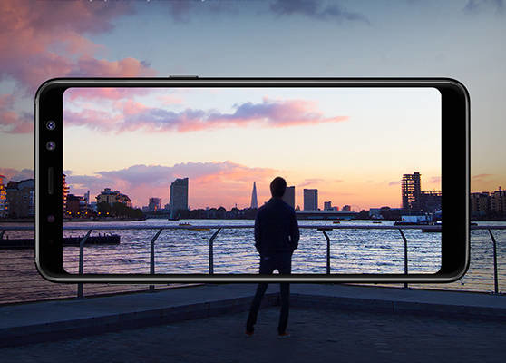 Ekran Galaxy A8 wyświetla obraz w formacie 18.5:9, gwarantujący niesamowite doznania wizualne Wyświetlacz infinity