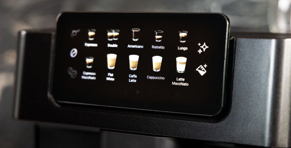 Panel dotykowy ekspresu do kawy z ikonami różnych napojów, takich jak Espresso, Double, Americano, Ristretto, Lungo, Espresso Macchiato, Flat White, Caffe Latte, Cappuccino i Latte Macchiato.