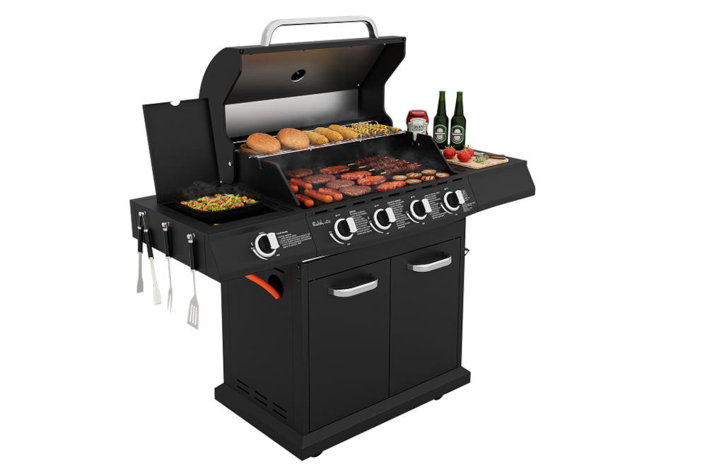 Czarny grill ogrodowy z otwartą pokrywą, na którym znajdują się różne potrawy, takie jak kiełbaski, burgery i warzywa. Obok grilla stoją dwie butelki i ketchup, a na bocznej półce leżą akcesoria do grillowania.