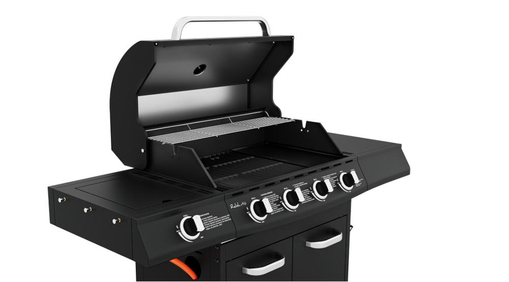 Czarny grill ogrodowy gazowy z otwartą pokrywą, posiada cztery pokrętła regulacyjne i dwa boczne blaty. Na froncie widoczne są dwa uchwyty do szafek oraz logo \'Relish\'.