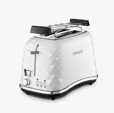 Biały toster z geometrycznym wzorem na obudowie, posiada dwa otwory na pieczywo oraz trzy przyciski funkcyjne. Na obudowie widoczne jest logo \'DeLonghi\'.