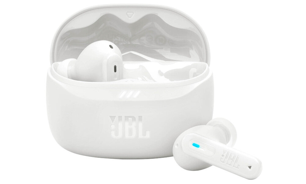 Białe słuchawki dokanałowe z etui ładującym, na którym widoczne jest logo JBL. Jedna słuchawka leży przed etui, a druga jest umieszczona wewnątrz.