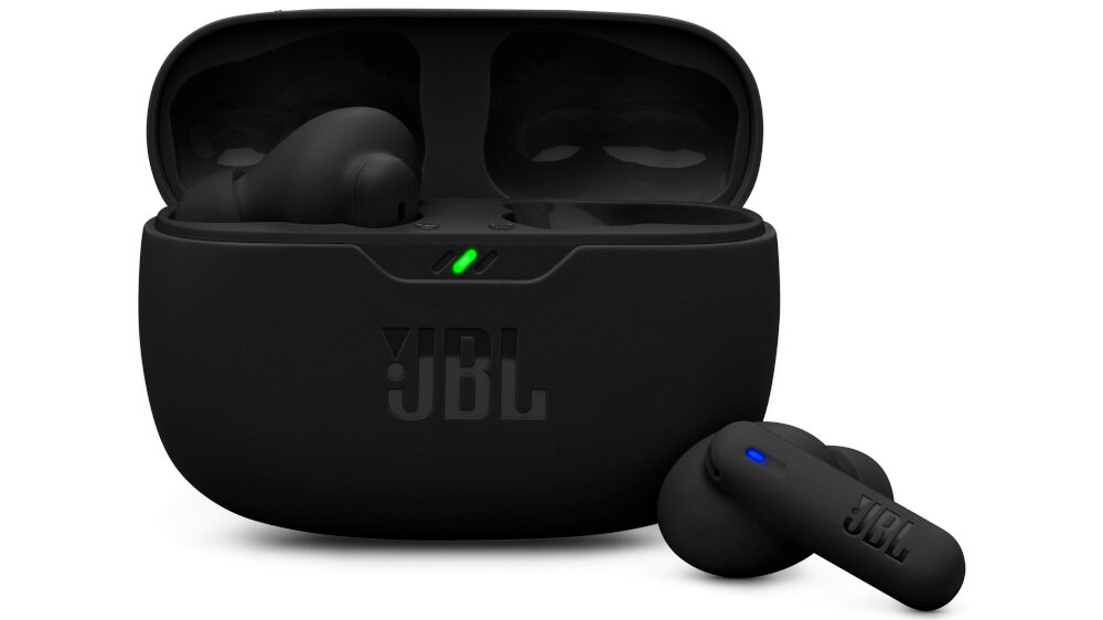 Czarne słuchawki dokanałowe z etui ładującym, na którym widoczne jest logo JBL. Na jednej ze słuchawek świeci się niebieska dioda.