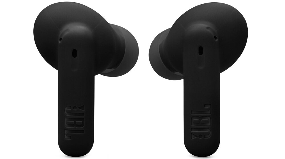 Na obrazie widoczne są czarne słuchawki dokanałowe z logo JBL na obudowie. Słuchawki mają nowoczesny design i są skierowane przodem do widza.