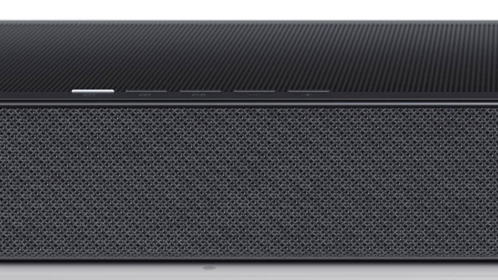 Czarny soundbar z widoczną siatką głośnika i kilkoma przyciskami na górnej powierzchni. Obudowa ma nowoczesny, minimalistyczny design.