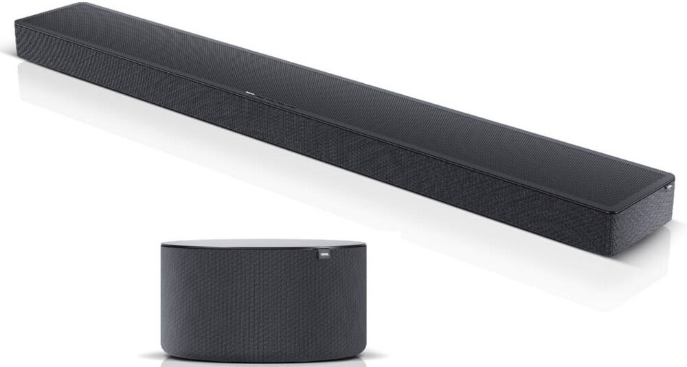 Na obrazie widoczny jest czarny soundbar o prostokątnym kształcie oraz okrągły subwoofer, oba pokryte materiałem o teksturowanej powierzchni.