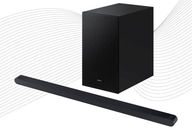 Na obrazie widoczny jest czarny soundbar oraz bezprzewodowy subwoofer. Oba urządzenia mają minimalistyczny design i są ustawione na tle z falistymi liniami.