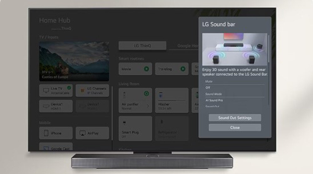 Telewizor wyświetla interfejs Home Hub z różnymi opcjami, takimi jak TV, Smart routines i Living Room. Na ekranie widoczny jest panel informacyjny \'LG Sound bar\' z opisem funkcji dźwięku przestrzennego i przyciskami ustawień dźwięku.