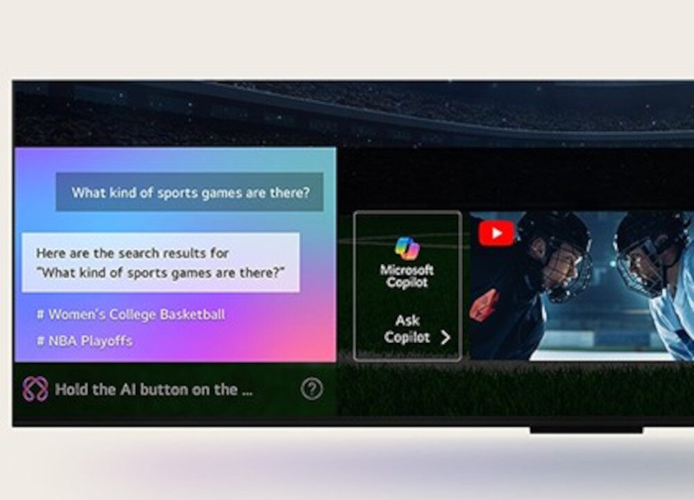 Na ekranie telewizora widoczne są wyniki wyszukiwania dotyczące rodzajów gier sportowych, z opcjami \'Women\'s College Basketball\' i \'NBA Playoffs\'. Obok znajduje się panel z logo Microsoft Copilot i przyciskiem \'Ask Copilot\'.