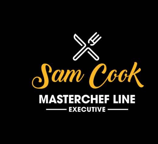Logo z napisem \'Sam Cook MASTER CHEF LINE EXECUTIVE\' na czarnym tle, z widocznym symbolem widelca i noża skrzyżowanych nad tekstem.