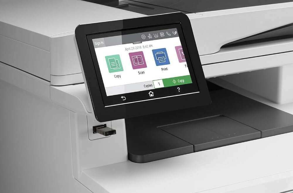 Na obrazie widoczne jest urządzenie wielofunkcyjne z ekranem dotykowym, na którym wyświetlane są opcje: Copy, Scan, Print. Obok ekranu znajduje się port USB.