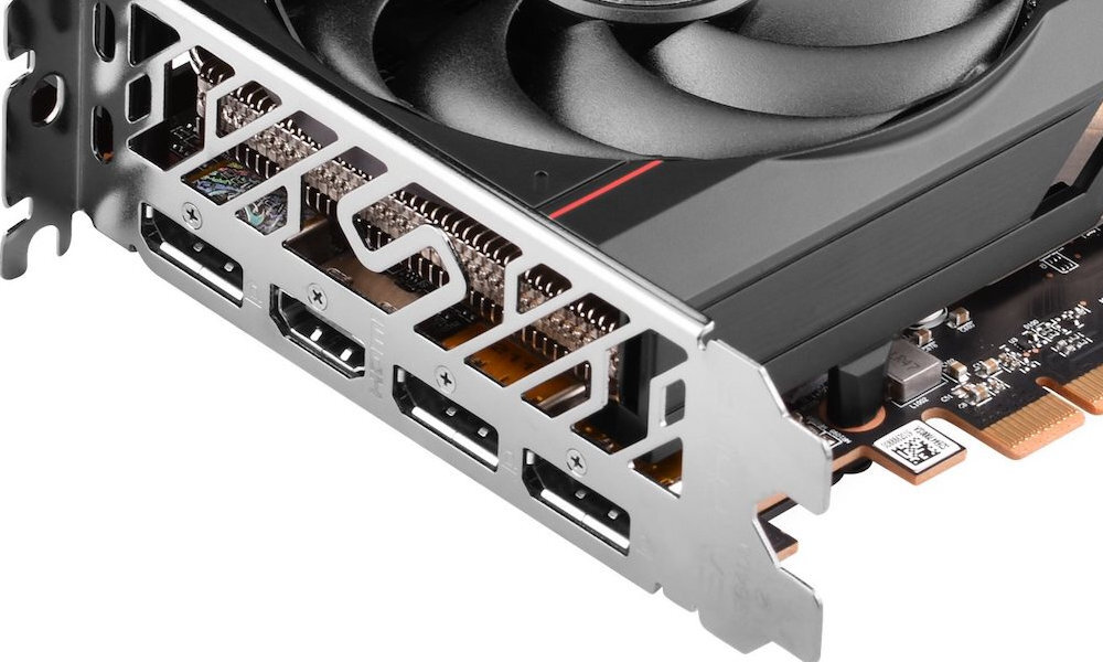 Obraz przedstawia tylną część karty graficznej z widocznymi portami wyjściowymi i wentylatorem. Na metalowej osłonie znajdują się cztery porty DisplayPort i jeden HDMI.