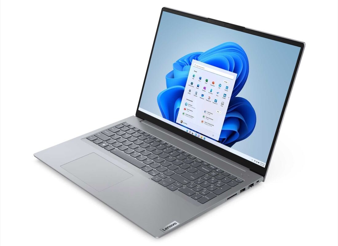 Laptop z dużym ekranem wyświetlającym interfejs systemu Windows 11. Na obudowie widoczne jest logo Lenovo.