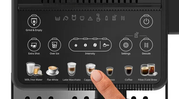 Panel sterowania ekspresu do kawy z ikonami i przyciskami do wyboru różnych rodzajów kaw, takich jak Latte Macchiato, Cappuccino, Espresso, oraz funkcjami jak Extra Shot, Over Ice, Intensity, Settings i Descale. Widoczny jest palec wskazujący na ikonę Cappuccino.