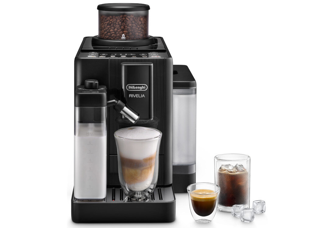 Czarny ekspres do kawy z logo \'DeLonghi\' i napisem \'RIVELIA\', z pojemnikiem na mleko i filiżanką kawy z pianką. Obok ekspresu znajdują się trzy szklanki z różnymi napojami, w tym kawa i napój z lodem.