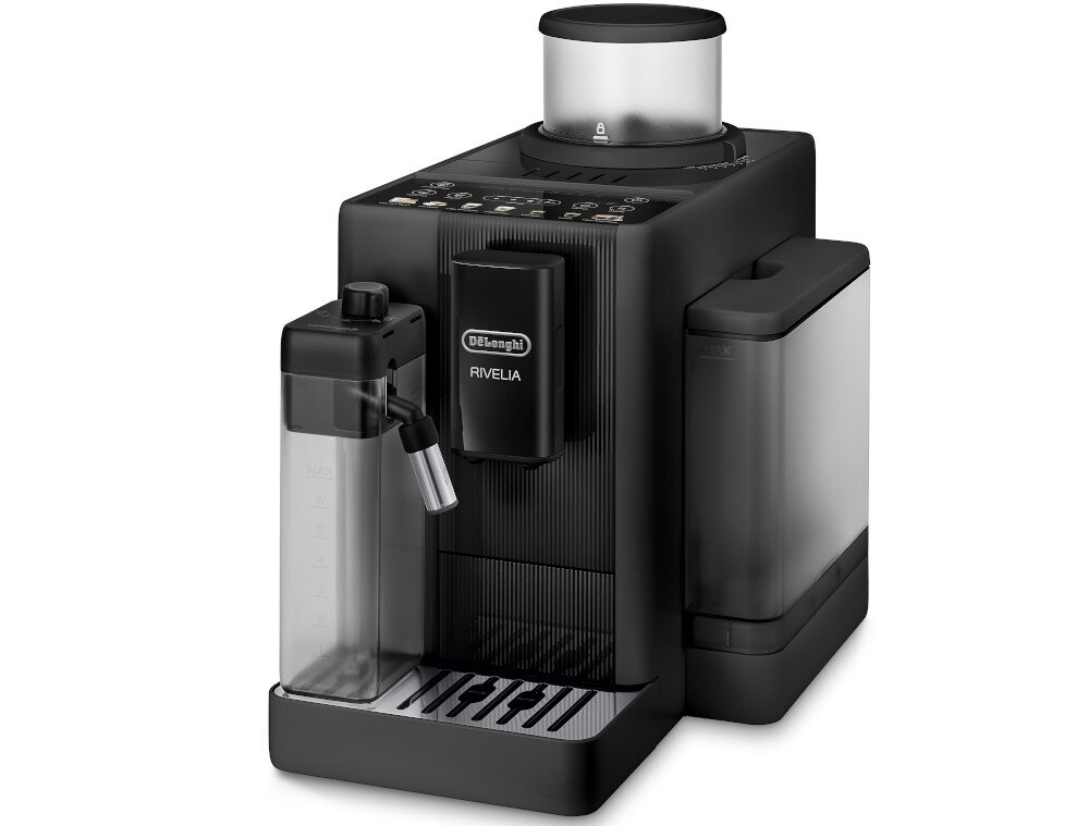 Czarny ekspres do kawy z widocznym logo \'DeLonghi RIVELIA\' na przednim panelu. Posiada przezroczysty pojemnik na wodę i dyszę do spieniania mleka.