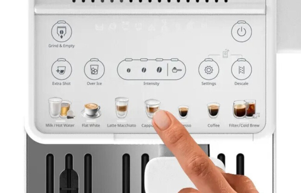 Panel sterowania ekspresu do kawy z ikonami i przyciskami do wyboru różnych rodzajów kaw, takich jak Latte Macchiato, Cappuccino, Espresso, Coffee, Filter/Cold Brew. Widoczny jest również przycisk do regulacji intensywności oraz ustawień, a także palec wskazujący dotykający jednego z przycisków.