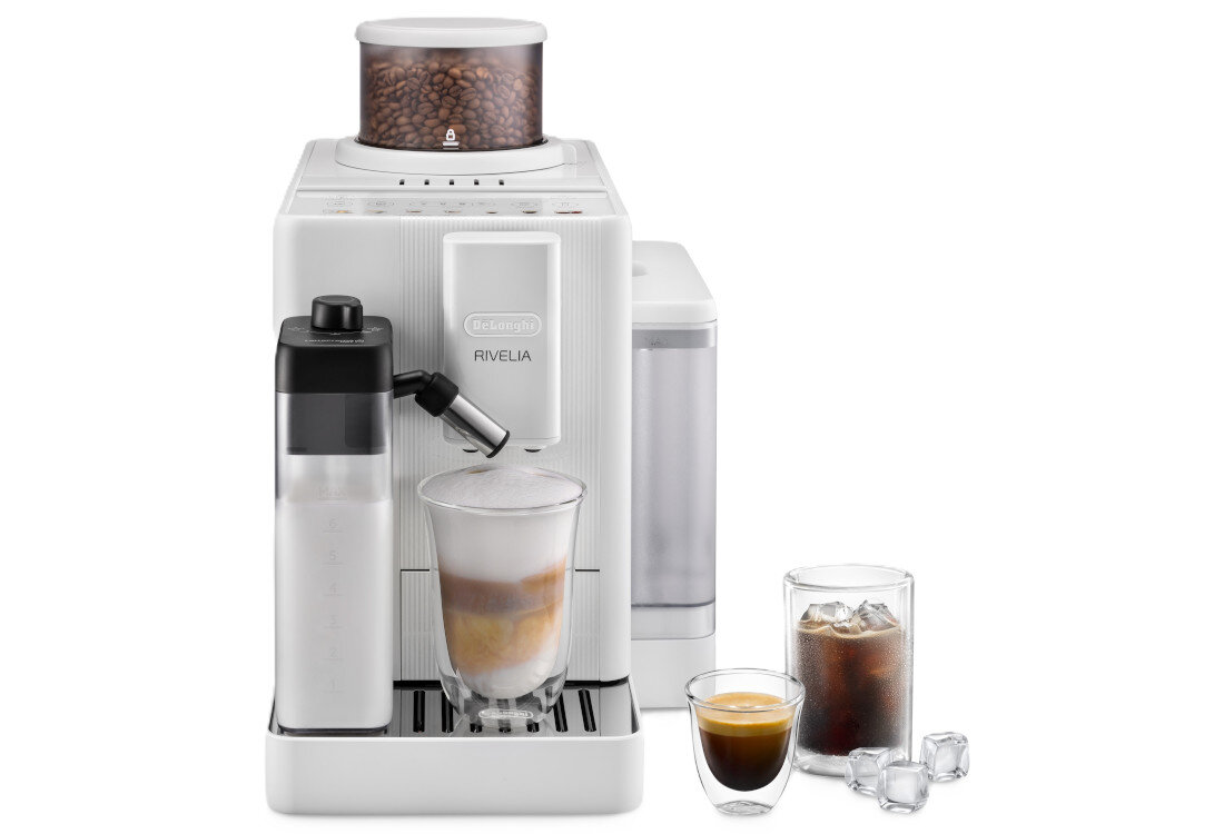 Biały ekspres do kawy z logo \'DELONGHI RIVELIA\', z pojemnikiem na mleko i filiżanką kawy z pianką. Obok ekspresu znajdują się dwie szklanki z napojami i kostkami lodu.