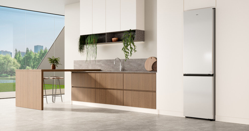 LODÓWKA TEKA RBF 68670 WH Biała lodówka Teka ustawiona w jasnej kuchni z drewnianą zabudową. Smukła konstrukcja i minimalistyczny design dobrze komponują się z wnętrzem