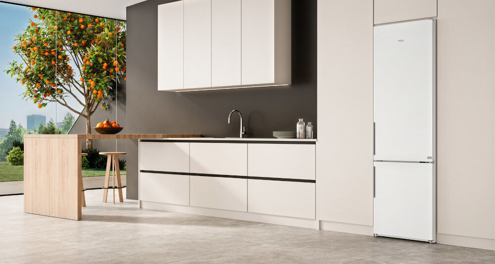 LODÓWKA TEKA RBF 44630 WH Biała lodówka Teka ustawiona w jasnej kuchni z drewnianą zabudową. Prosty design dobrze komponuje się z wnętrzem