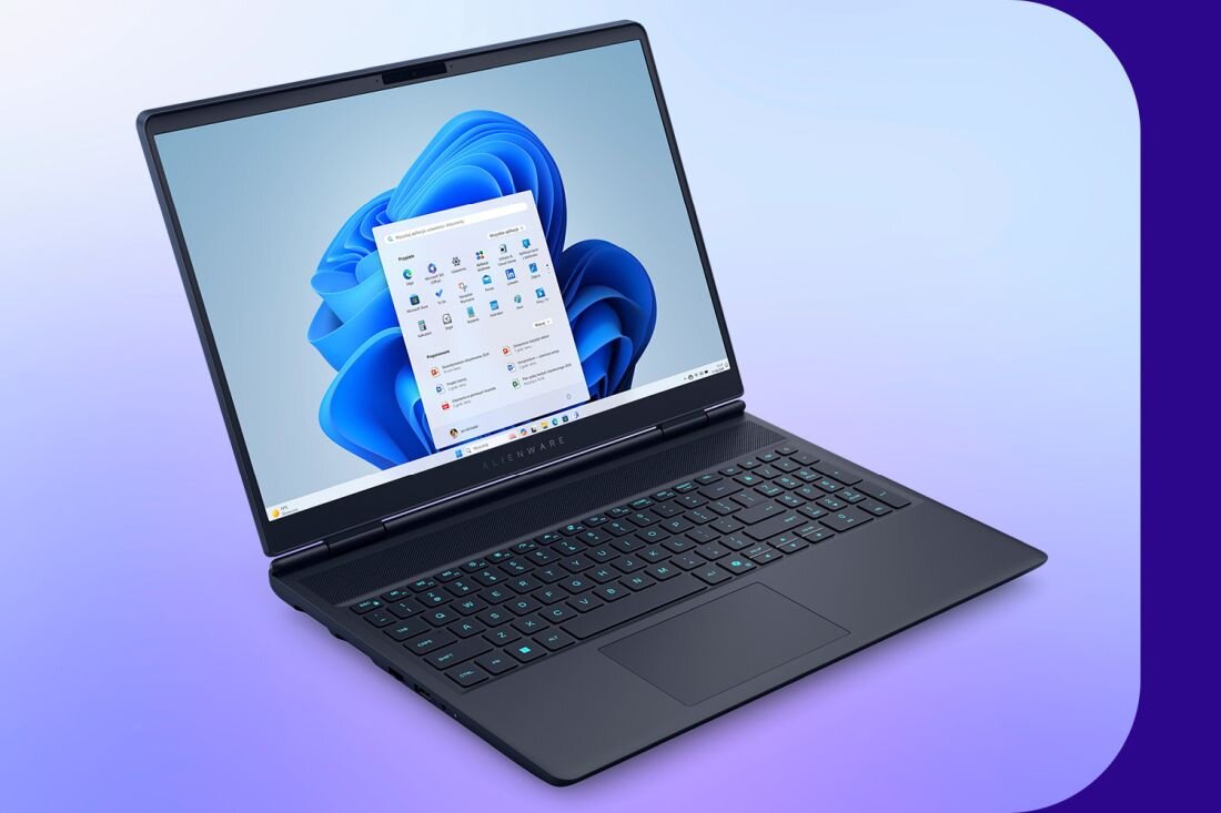 Laptop Alienware w ujęciu z tyłu, z boku i z profilu, widoczne wyloty powietrza i porty na fioletowym tle - System Windows 11 