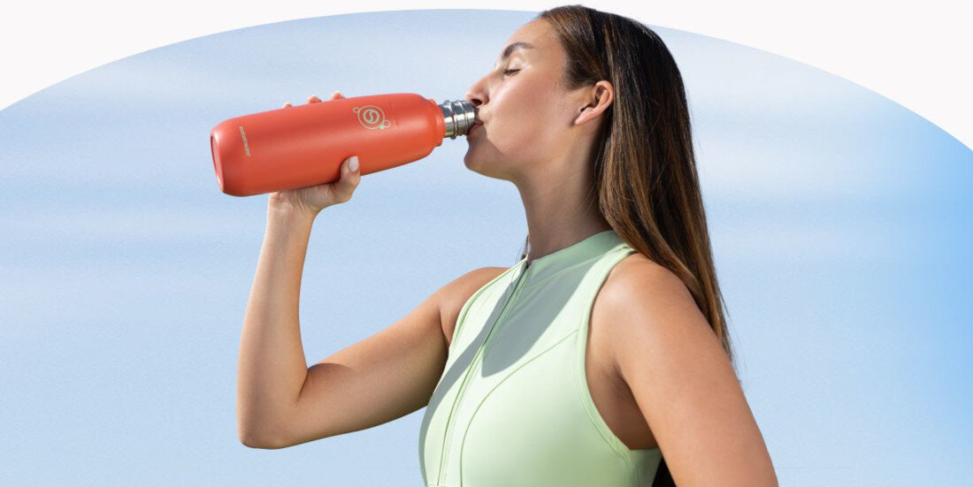 Butelka termiczna SODASTREAM Fizz&Go 0.9 l Pomarańczowy zdjęcie lifestyle Wysoka funkcjonalność odporny na uszkodzenia i korozję wygodny uchwyt  umyjesz ją w zmywarce